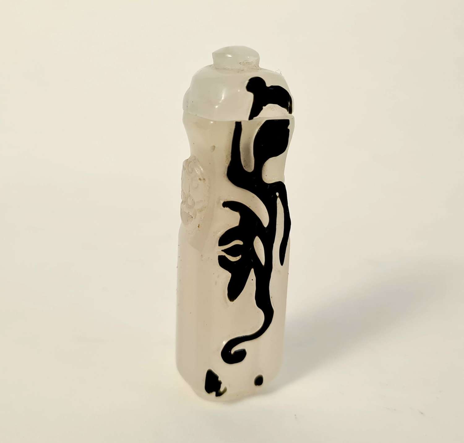 Agate 'Qiaodigo' snuff bottle