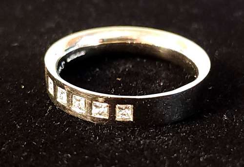 Gold Band Ring Set with Diamonds
