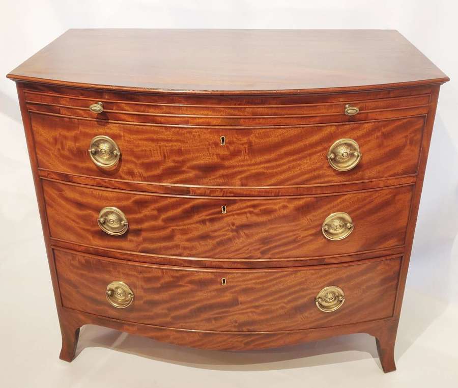 AN EXCEPTIONAL HEPPLEWHITE MAHOGANY AND CROSS BANDED BOW FRONT CHEST