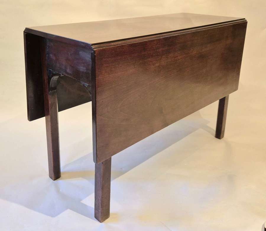 A Georgian Cuban Mahogany Drop Leaf Table